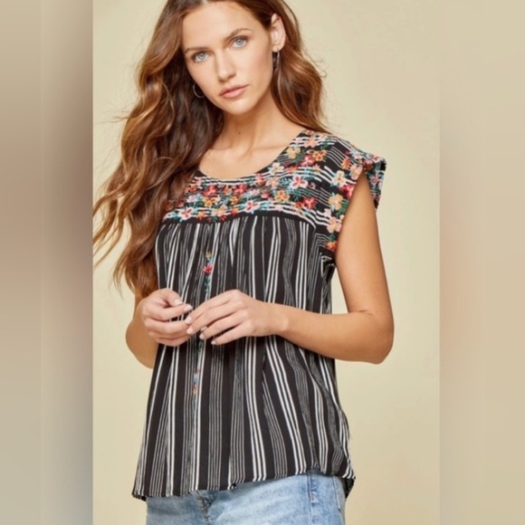 Savanna Jane Tops - SAVANNA JANE Embroidered Top - S